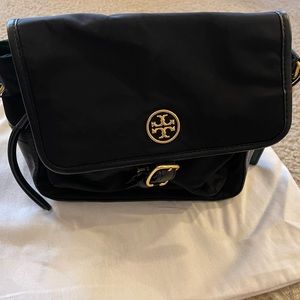Tory Burch crossbody handbag with handle. Color of black